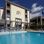 فندق Escola