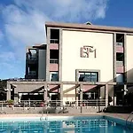 Escola فندق 4*